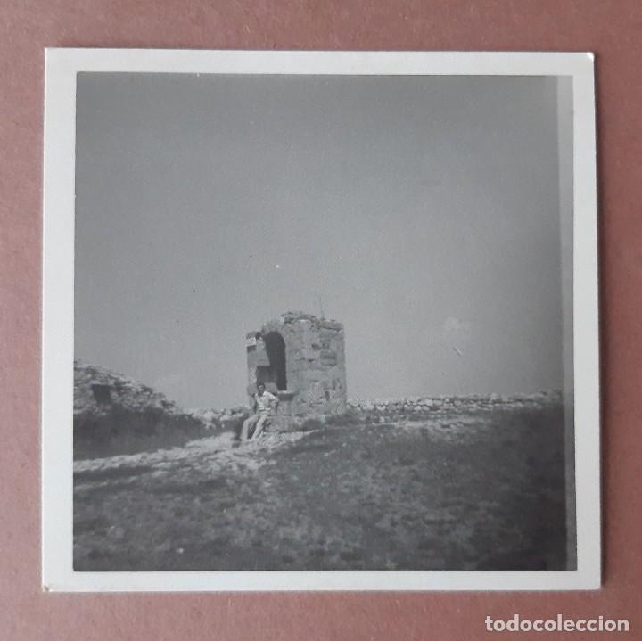 Fotograf&iacute;a antigua: ANTIGUA FOTOGRAF&Iacute;A HOMBRE EN UNAS RUINAS. CATALU&Ntilde;A? A&Ntilde;OS 70.