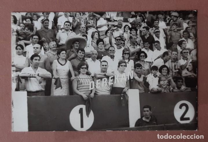 Antique Photography: ANTIGUA FOTOGRAF&Iacute;A P&Uacute;BLICO EN LA PLAZA DE TOROS. CINTRU&Eacute;NIGO. NAVARRA. A&Ntilde;OS 60. VALCA.