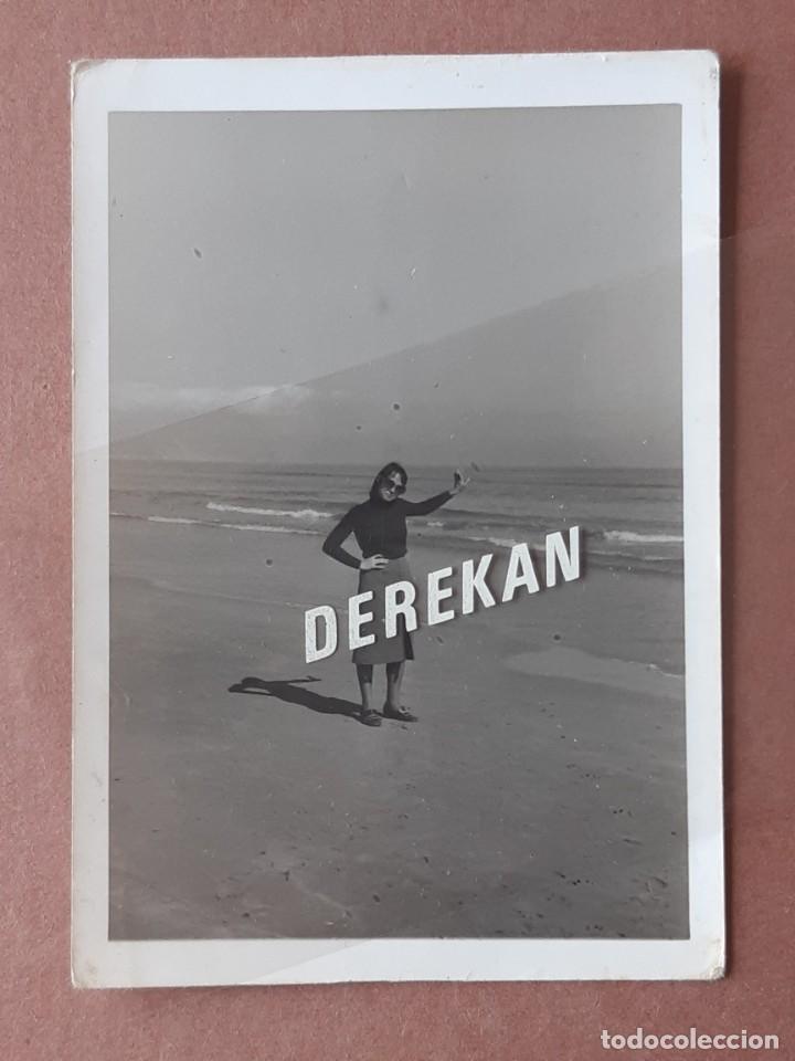 Fotografia antiga: ANTIGUA FOTOGRAF&Iacute;A MUJER JOVEN EN LA PLAYA. ALICANTE. A&Ntilde;OS 70.