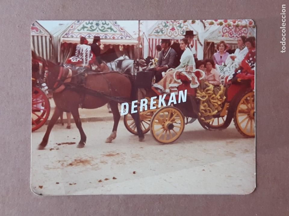 Fotograf&iacute;a antigua: ANTIGUA FOTOGRAF&Iacute;A COCHE DE CABALLOS EN LA FERIA. SEVILLA? 1976 A&Ntilde;OS 70. KODAK.
