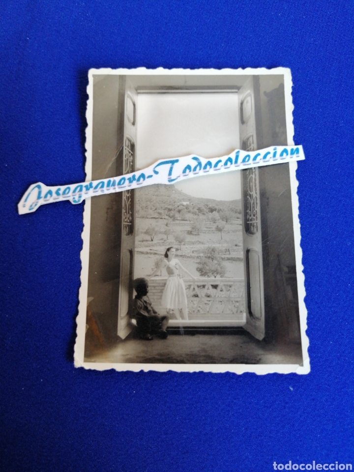 Fotografia antiga: MODELO POSANDO PUERTA FOTOGRAF&Iacute;A ANTIGUA