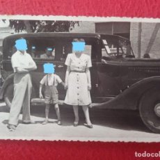 Fotografía antigua: ANTIGUA FOTO PHOTO 1949 GRUPO PERSONAS DENTRO Y JUNTO A COCHE ANTIGUO DE ÉPOCA, A. CAPELLA BADALONA.