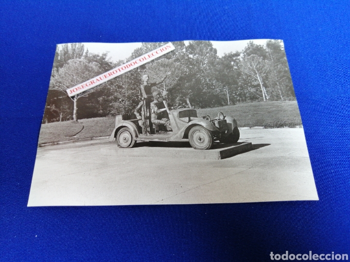 Fotografia antiga: MONUMENTO COCHE CON FIGURAS FOTOGRAF&Iacute;A ART&Iacute;STICA