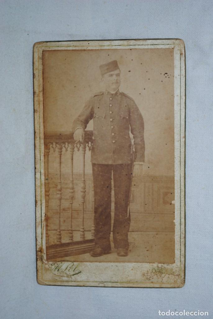 Fotograf&iacute;a antigua: SOLDADO ANTIGUO , CON PURO , Y SABLE .
