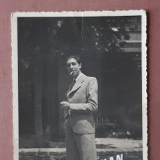 Fotografía antigua: ANTIGUA FOTOGRAFÍA POSTAL HOMBRE FUMANDO. VOIGTLANDER. VALLADOLID. AÑO DE LA VICTORIA 1939. AÑOS 30.. Lote 345106278