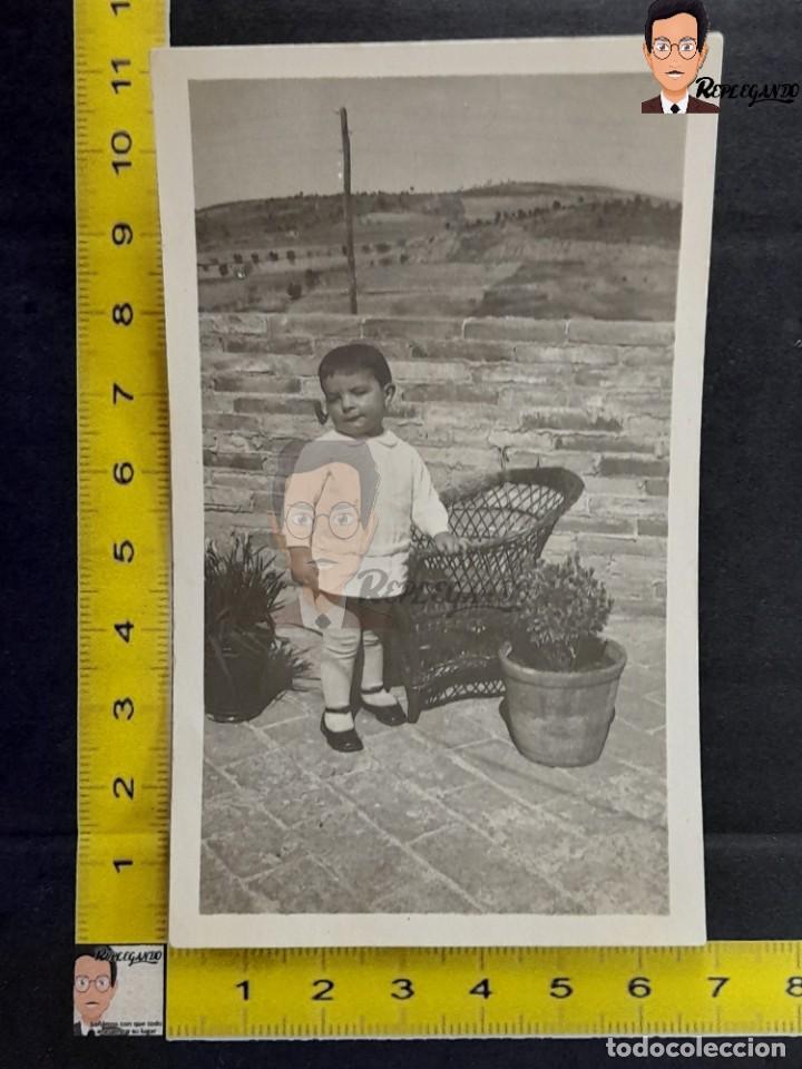 Antique Photography: NI&Ntilde;O CON SILLA DE MIMBRE - FOTO ANTIGUA A&Ntilde;OS 50/60 - NI&Ntilde;O SONRIENDO MACETAS FLORES - ESPA&Ntilde;A