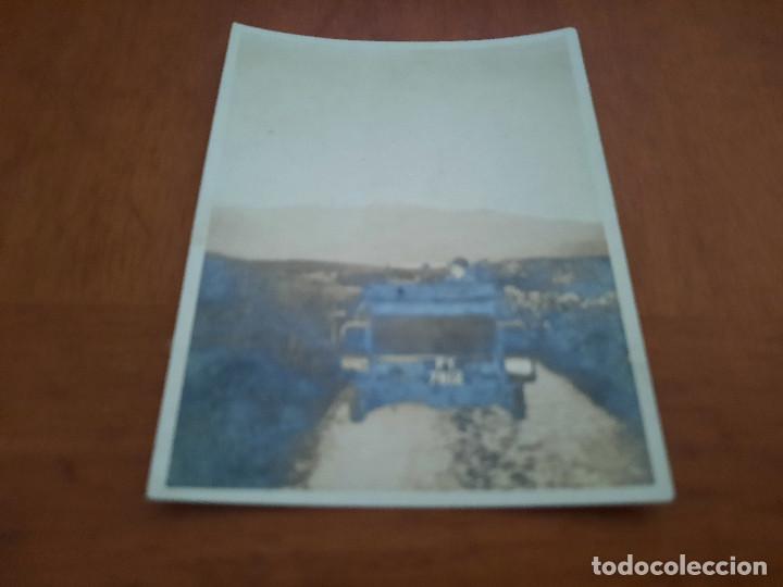 Antique Photography: PASAJERO EN COCHE CL&Aacute;SICO. FOTOGRAF&Iacute;A. 10X8 CM. BUEN ESTADO