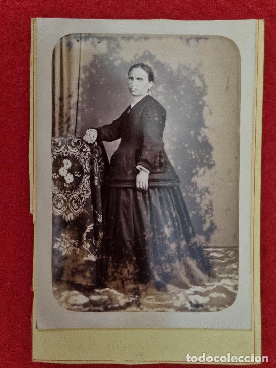 Fotograf&iacute;a antigua: FOTO FOTOGRAFIA ANTIGUA ALBUMINA MUJER CON TRAJE DE EPOCA SIGLO XIX ORIGINAL F10