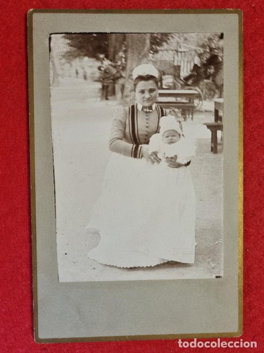 Fotografia antica: FOTO FOTOGRAFIA ANTIGUA SIRVIENTA CON NI&Ntilde;O EN EL PARQUE CARTON ORIGINAL F13