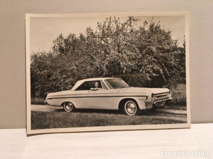 Fotograf&iacute;a antigua: FOTOGRAF&Iacute;A COCHE CHRYSLER DODGE DART 1964