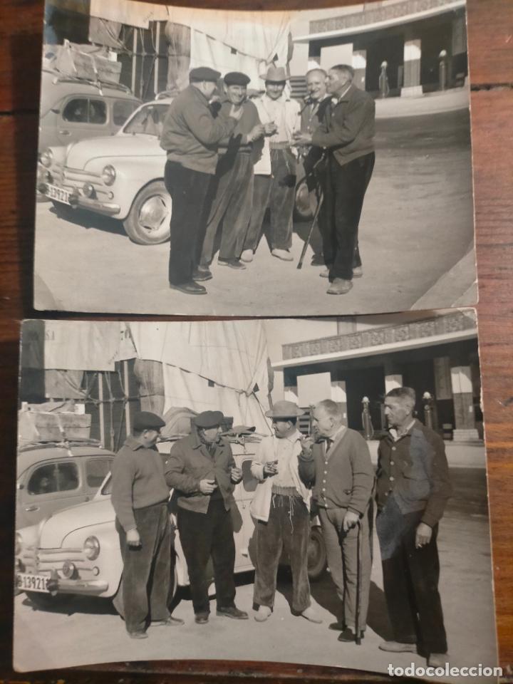 Alte Fotografie: Dos fotograf&iacute;as antiguas blanco negro se&ntilde;ores de pueblo con sombreros charlando abuelos