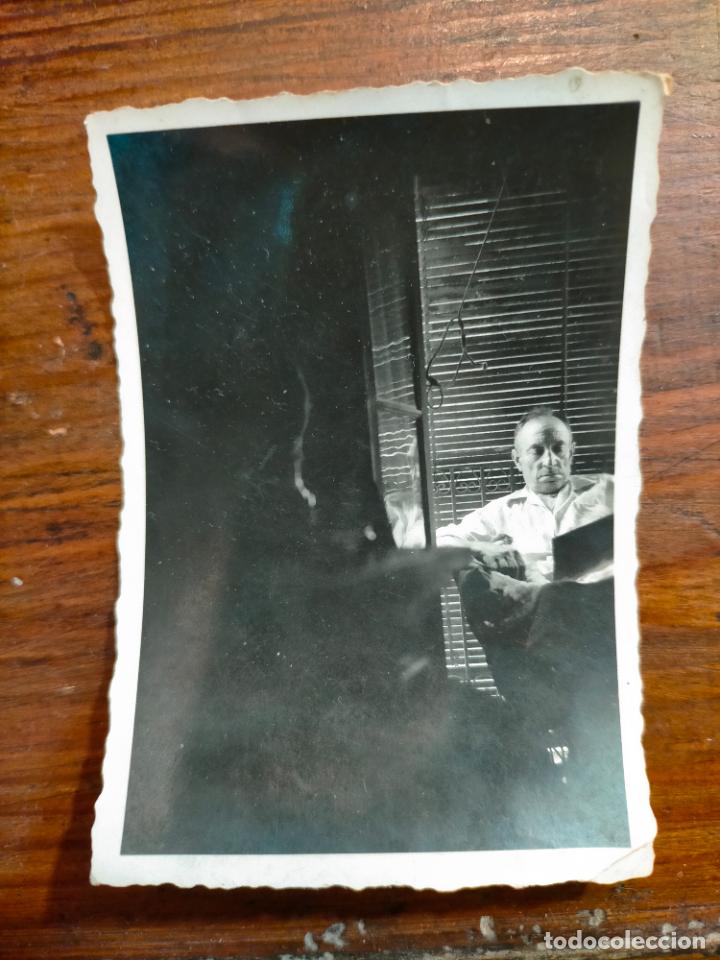 Fotografia antiga: Fotograf&iacute;a antigua blanco negro troquelada se&ntilde;or mayor leyendo persiana bajada oscura postal