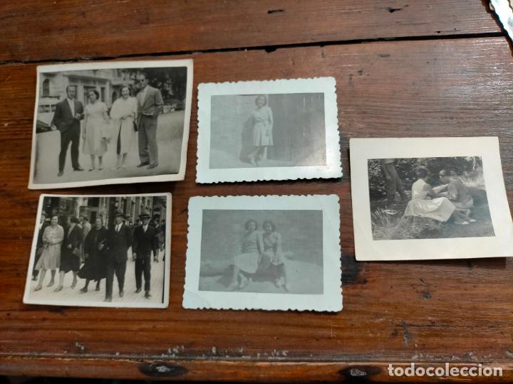 Fotografia antiga: Fotograf&iacute;as antiguas troqueladas chica j&oacute;ven con vestido novio y amigos postal