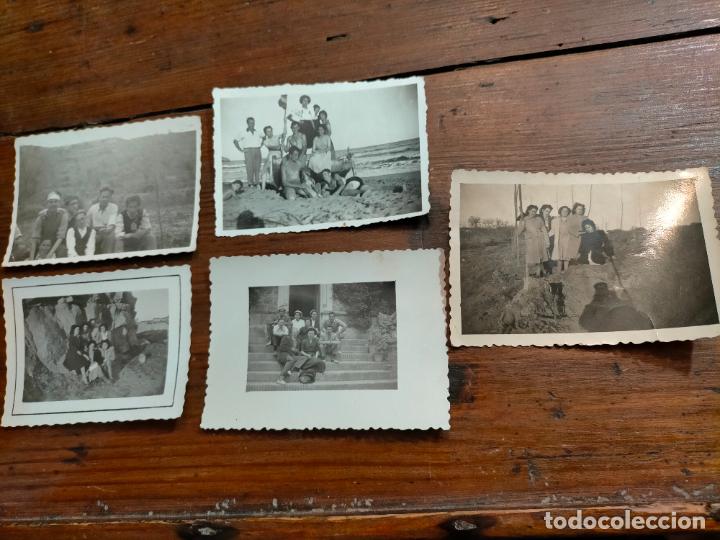 Fotografia antiga: Fotograf&iacute;as antiguas troqueladas chica joven con vestido novio familia y amigas postal