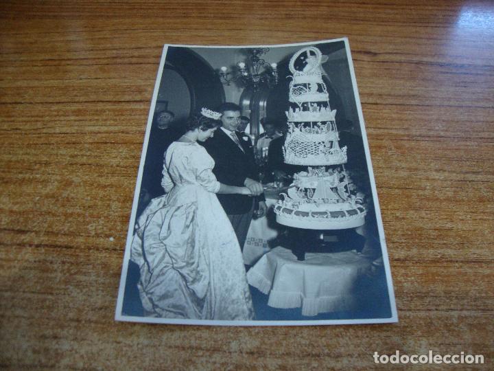 Fotograf&iacute;a antigua: FOTOGRAFIA NOVIOS CORTANDO TARTA DE BODA