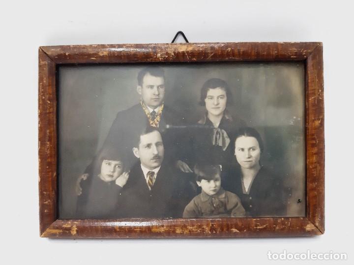 Fotograf&iacute;a antigua: Fotograf&iacute;a antigua enmarcada en blanco y negro bajo vidrio
