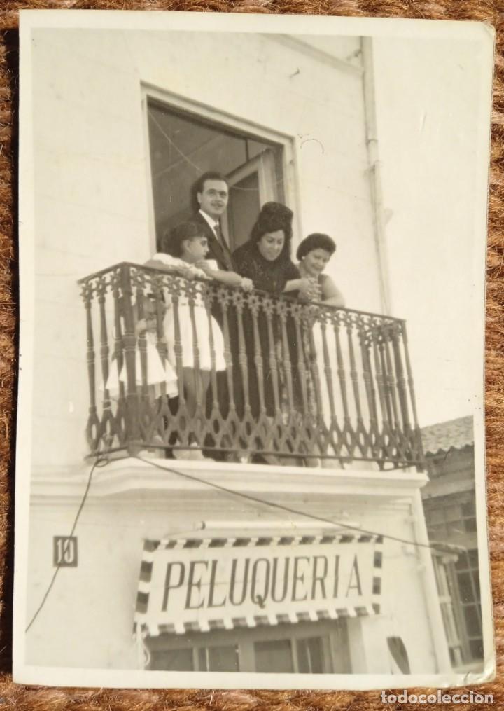 Fotografia antiga: FAMILIA SOBRE LA PELUQUERIA - FOTO BONARDELL - VALENCIA