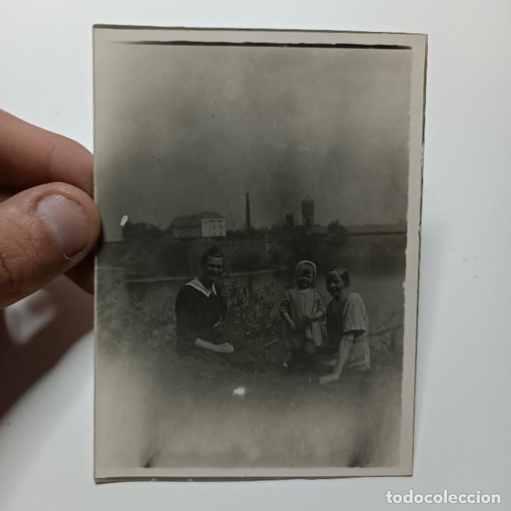 Alte Fotografie: ANTIGUA FOTOGRAFIA - MADRE CON SUS HIJAS DELANTE DE UNA FABRICA T&Eacute;XTIL - FOTO MODERNISTA / 18
