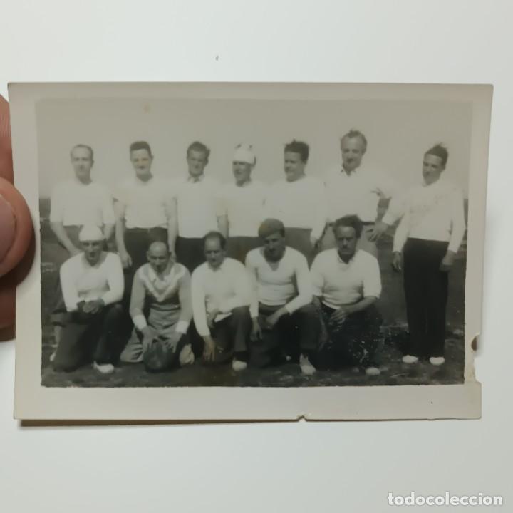 Fotografia antica: ANTIGUA FOTOGRAFIA - EQUIPO DE JUGADORES DE F&Uacute;TBOL - DEPORTE - FUTBOLISTAS EN EL PUEBLO / 141
