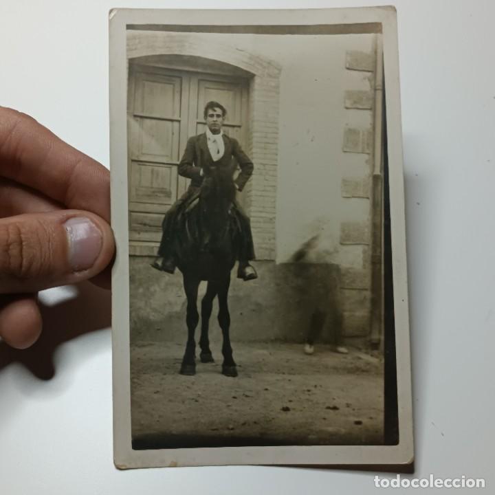 Fotograf&iacute;a antigua: ANTIGUA FOTOGRAFIA - HOMBRE SUBIDO A UN CABALLO - MIONTANDO A CABALLO - A&Ntilde;OS 20 / 145