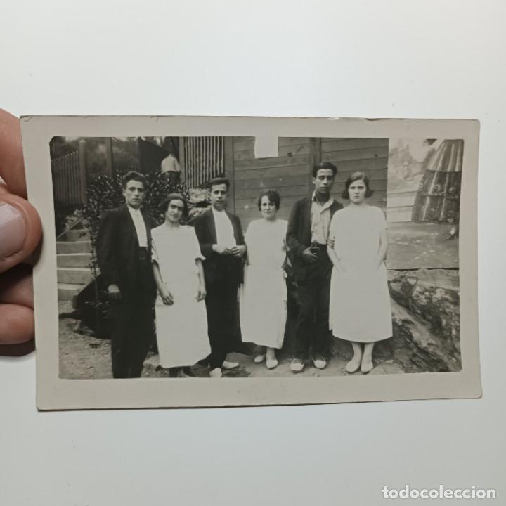 Alte Fotografie: FOTOGRAFIA - GRUPO DE JOVENES CON UN CUADRO AL FONDO DE VESTIDOS TRADICIONALES - SIGLO XIX / 170