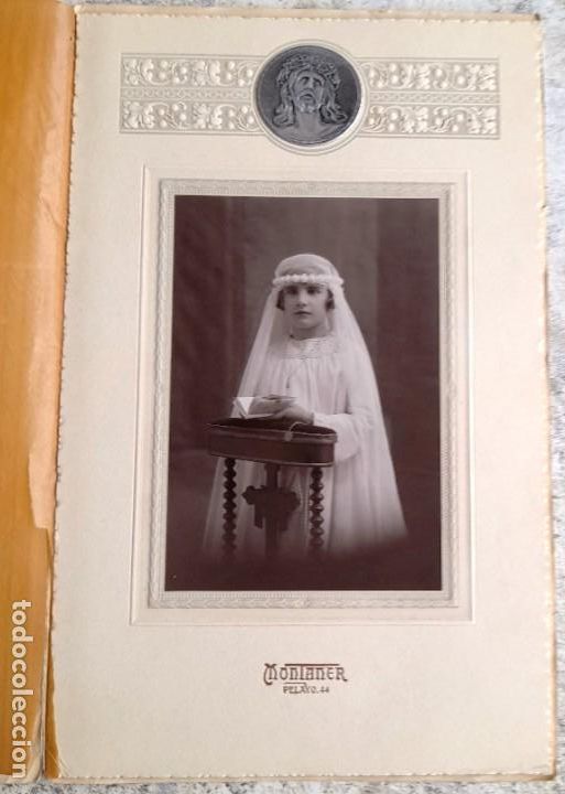 Fotograf&iacute;a antigua: 20/40&acute;s ca. Fot&oacute;grafo Montaner - Gran Carpeta Fotograf&iacute;a Ni&ntilde;a 1&ordf; Comuni&oacute;n, Medalla Met&aacute;lica Plateada