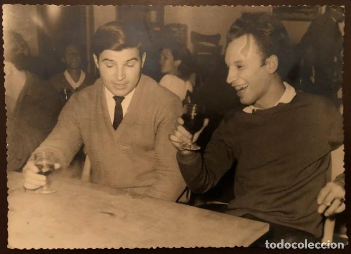 Fotograf&iacute;a antigua: DE VINOS - TOMANDO COPAS - AMBIENTE DE BAR - Foto 1