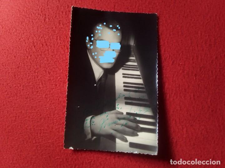 Alte Fotografie: ANTIGUA FOTOGRAF&Iacute;A FOTO PHOTO HOMBRE M&Uacute;SICO PIANISTA JUNTO AL PIANO, CON DEDICATORIA...M&Uacute;SICA VER...