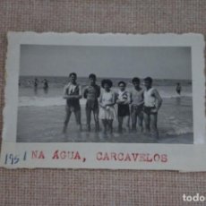 Fotografia antica: FOTOGRAFIA AMIGOS EN LA PLAYA DE CARCAVELOS PORTUGAL - 1951 - 7X5CM. Lote 356349485
