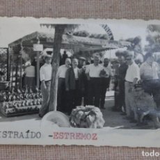Fotografia antiga: FOTOGRAFIA AMIGOS EN LA FERIA DE LA CIUDAD DE ESTREMOZ PORTUGAL - 1962 - 6X9CM. Lote 356363690