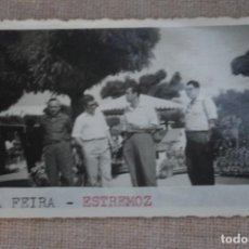 Fotografia antica: FOTOGRAFIA AMIGOS EN LA FERIA DE LA CIUDAD DE ESTREMOZ PORTUGAL - 1962 - 6X9CM. Lote 356363750