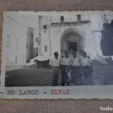 Fotografia antica: FOTOGRAFIA AMIGOS EN LA CIUDAD DE ELVAS PORTUGAL - 1962 - 6X9CM. Lote 356363800