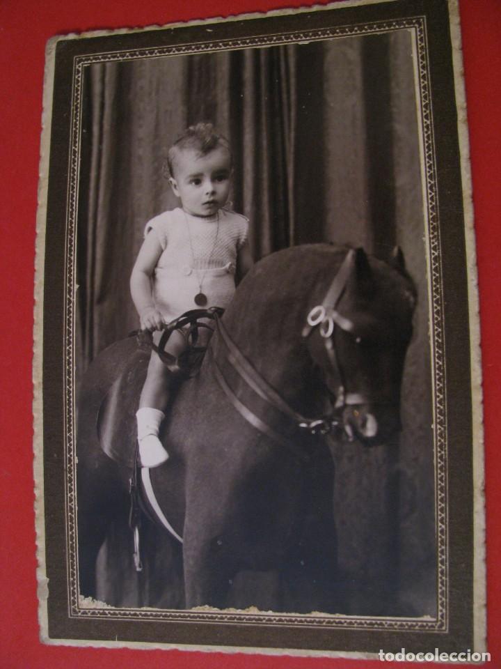 Fotograf&iacute;a antigua: FOTOGRAF&Iacute;A DE UN NI&Ntilde;O MONTADO EN CABALLITO. GOYA, MALAGA. 15X10 CM. CARTON.