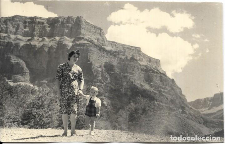 Photographie ancienne: :::: QA719 - FOTOGRAFIA - SE&Ntilde;ORA CON SU NI&Ntilde;O EN ORDESA - 1958