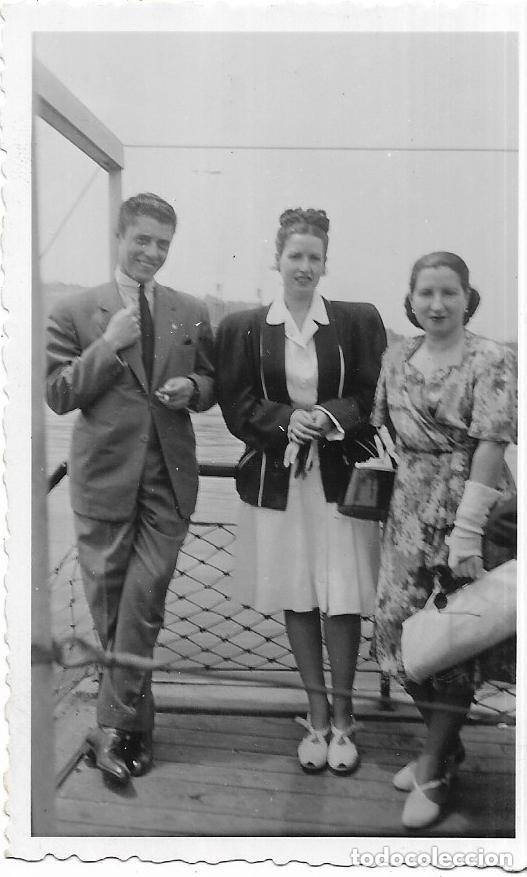 Photographie ancienne: *** D707 - FOTOGRAFIA - TRES AMIGOS EN EL PUERTO DE BARCELONA
