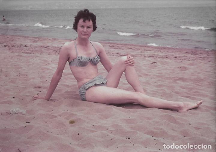 Fotografia antiga: PD- UNA DAMA EN LA PLAYA CON SU BIKINI