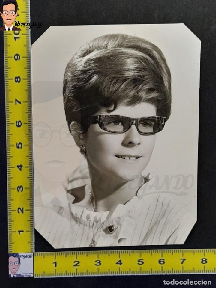 Antique Photography: CHICA JOVEN CON GAFAS Y LOOK SESENTERO - FOTO ANTIGUA DE ESTUDIO EN BLANCO Y NEGRO - A&Ntilde;O 1963 ESP