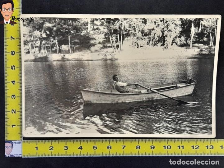 Fotograf&iacute;a antigua: REMERO / HOMBRE REMANDO EN BARCA / R&Iacute;O / FOTO ANTIGUA EN BLANCO Y NEGRO A&Ntilde;OS 50 / ESPA&Ntilde;A