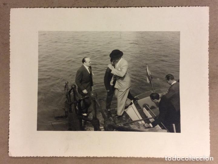 Fotograf&iacute;a antigua: AUTORIDADES BAJANDO DE BARCO EN R&Iacute;A DE BILBAO. FOTOGRAF&Iacute;A EN B/N DE 1964