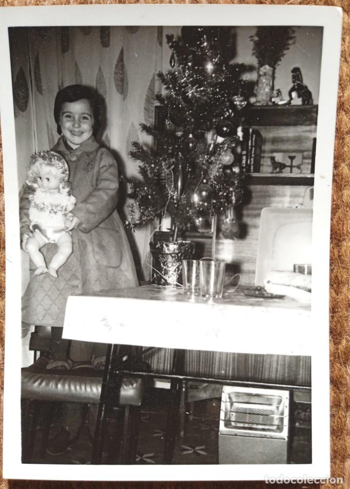 Fotografia antica: ARBOL DE NAVIDAD - NI&Ntilde;A CON MU&Ntilde;ECA