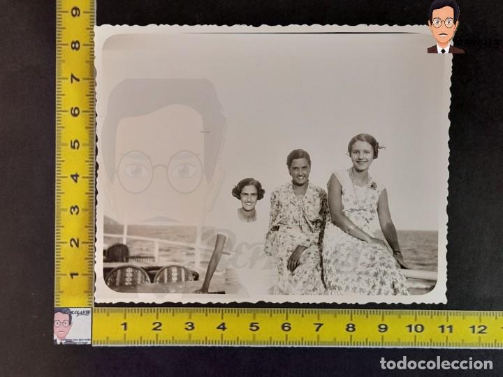 Fotograf&iacute;a antigua: TRES CHICAS J&Oacute;VENES SONRIENDO JUNTO AL MAR / FOTO ANTIGUA EN BLANCO Y NEGRO A&Ntilde;OS 40 - ESPA&Ntilde;A