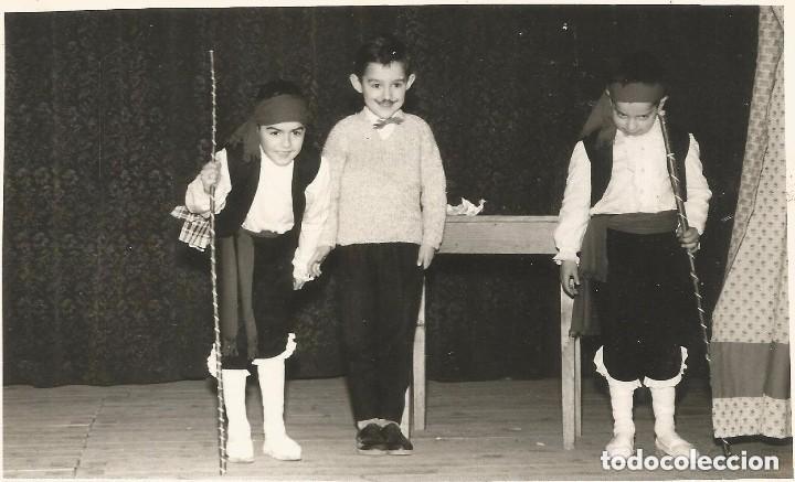 Photographie ancienne: *** EE618 - FOTOGRAFIA - TRES JOVENCITOS ACTUANDO - 1962