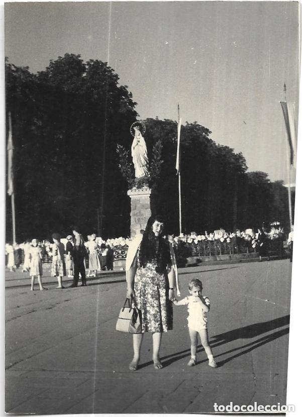 Photographie ancienne: :::: GG05 - FOTOGRAFIA - SE&Ntilde;ORA CON SU NI&Ntilde;O EN LOURDES 1958