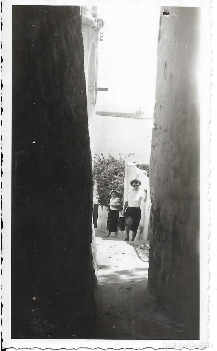 Fotograf&iacute;a antigua: :::: H300 - FOTOGRAFIA - DOS AMIGAS EN UN CALLEJON - PALMA 1951