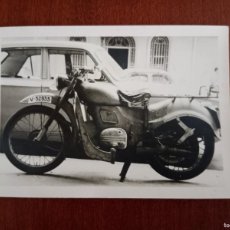 Fotografía antigua: FOTOGRAFIA DE MOTO ANTIGUA Y VEHICULO TRASERO - MOTOCICLETA - AÑOS 50/60. Lote 365858696