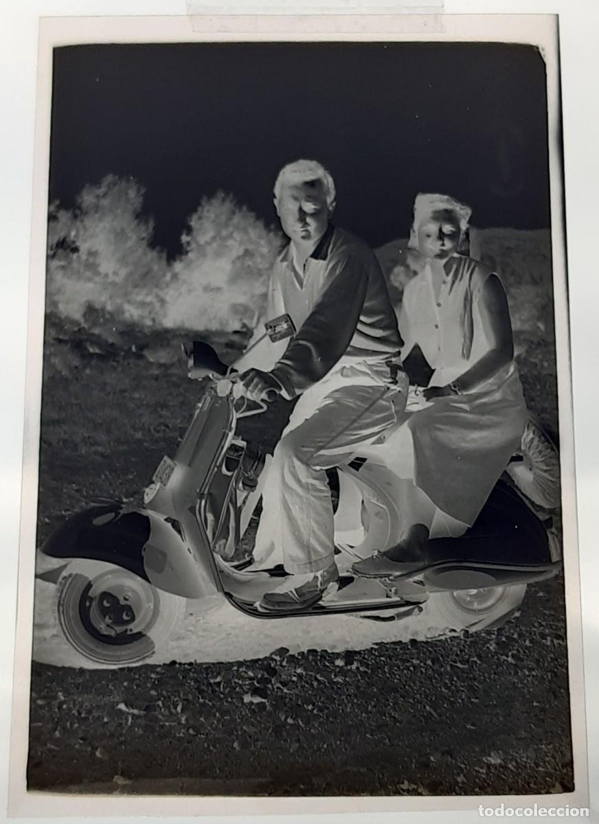 Fotograf&iacute;a antigua: NEGATIVO ANTIGUA FOTOGRAF&Iacute;A. 9 X 6 CM. APROX. PAREJA EN UNA VESPA. A&Ntilde;OS 50.