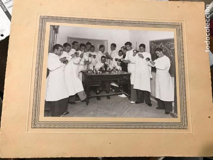 Fotograf&iacute;a antigua: Antigua fotograf&iacute;a alumnos de facultad de medicina, farmacia, laboratorio mide 15 x 20