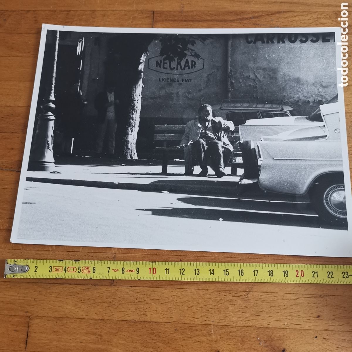 Fotograf&iacute;a antigua: Magn&iacute;fica fotograf&iacute;a grande de Abuelo en banco, Propaganda de Neckar en paret, France Francia 70s 80