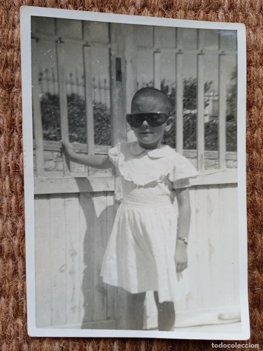 Fotograf&iacute;a antigua: NI&Ntilde;A CON GAFAS DE SOL - Foto 1