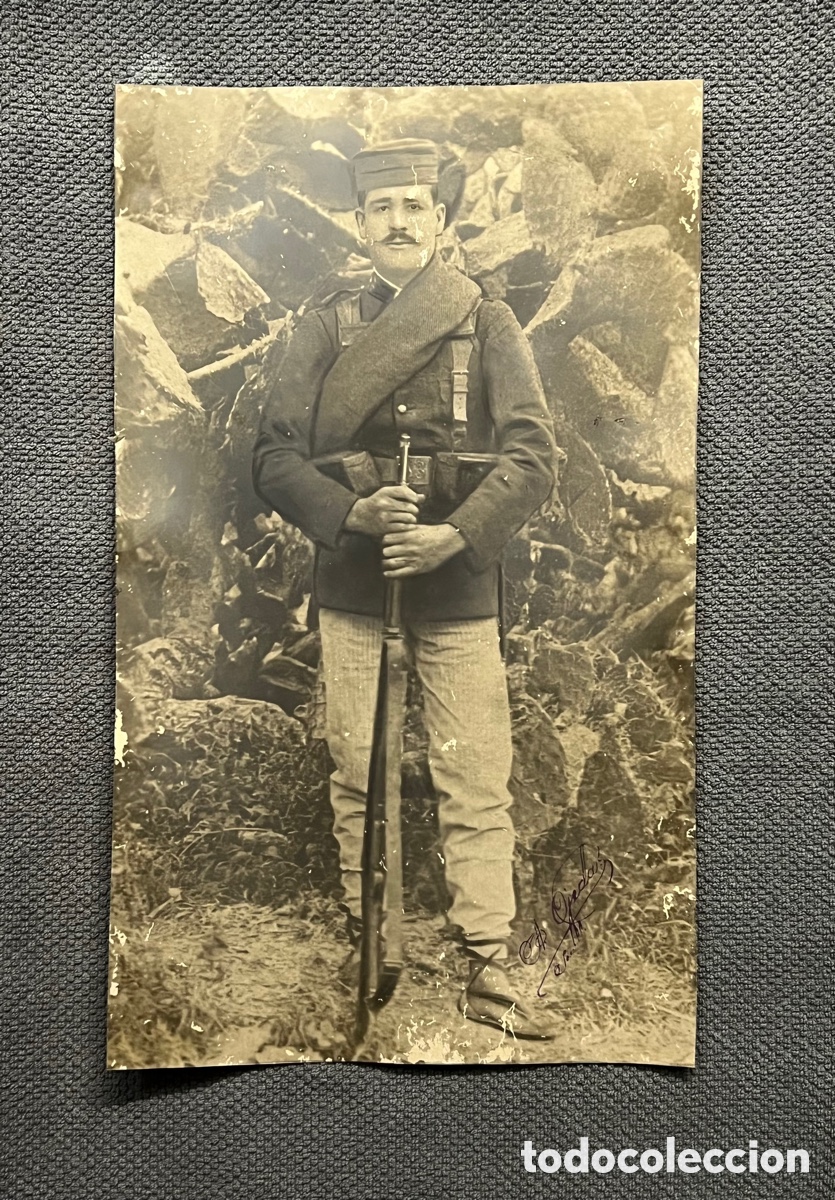 Photographie ancienne: GUERRA DE AFRICA? Fotograf&iacute;a Militar con FUSIL&hellip; (h.1910?) Med&iacute;das: 45 x 27 cm.,